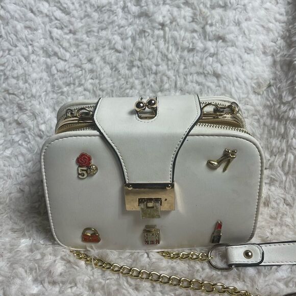 White synthetic leather crossbody bag with fashion accents & gold tone chain. - Picture 10 of 15